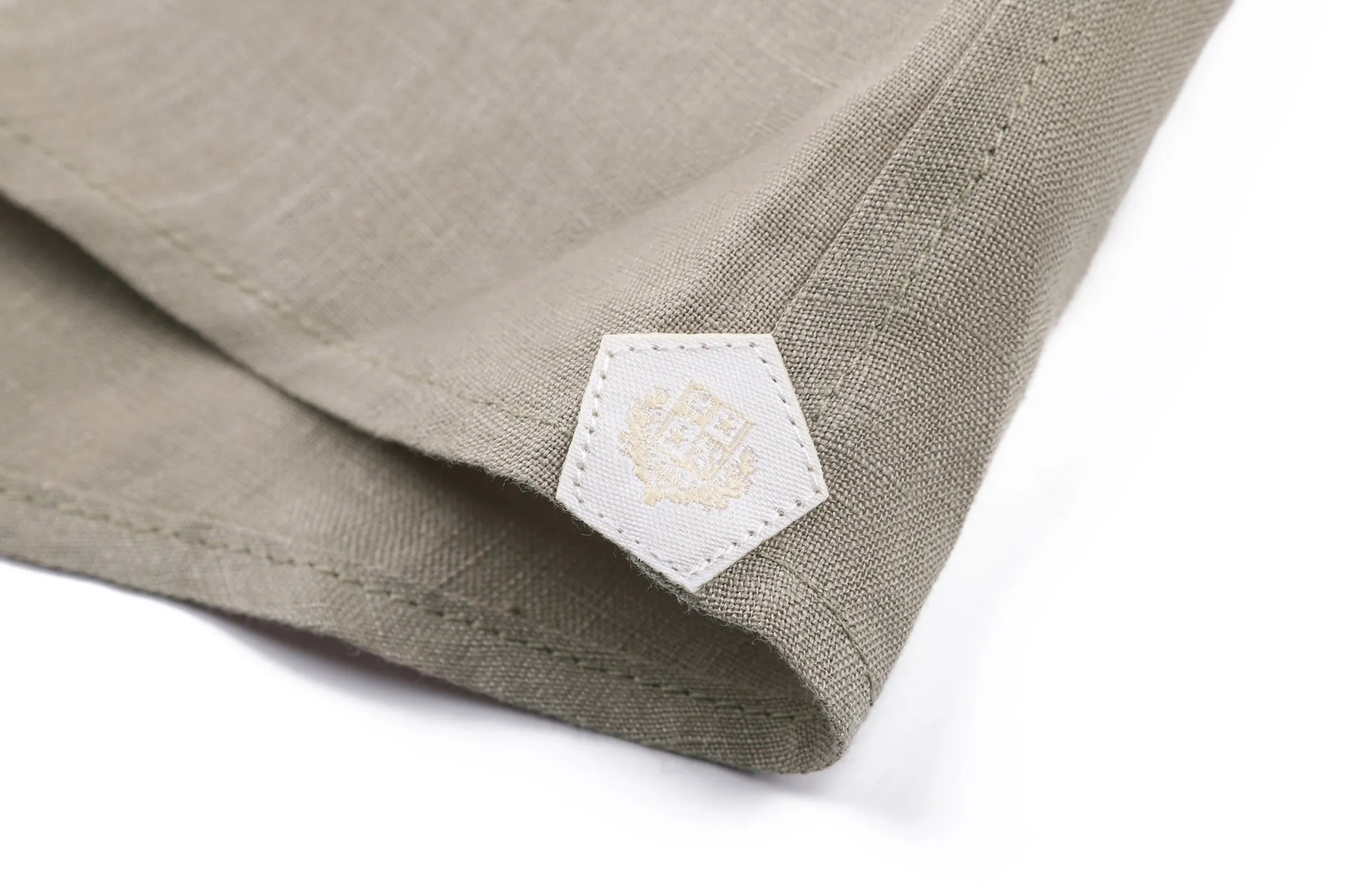 AP Loro Piana 26FW side seam logo lapel linen shirt ●Authentic 6800 purchase and development ●Customized 100% linen plain fabric ●Template embroidery ●Handmade overlocking ●Fabric fermentation wash ●Customized 1:1 buttons ●Customized 1:1 trademark ●Fit version ●Size: S M L